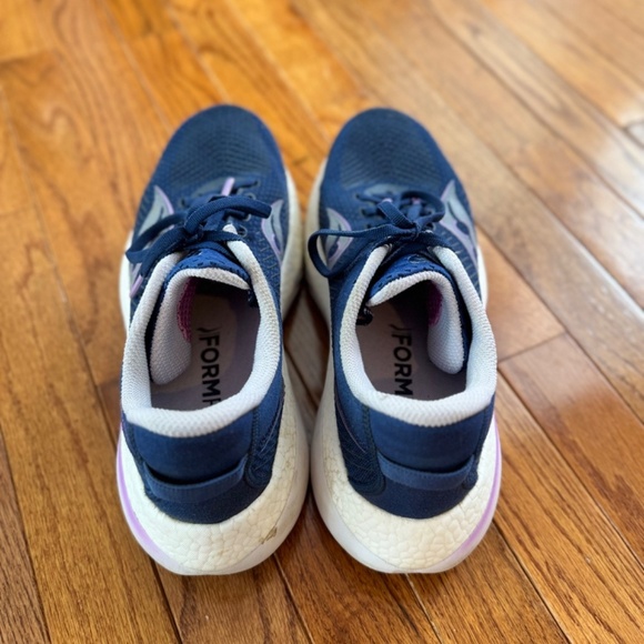 SAUCONY WOMENS KINVARA PRO RUNNING SHOES, SIZE 10, NAVY BLUE/PURPLE (WELL WORN) - Picture 2 of 4